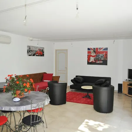 In With Private Pool Lédenon